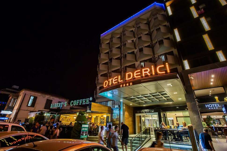 Een foto van de buitenkant van Hotel Derici