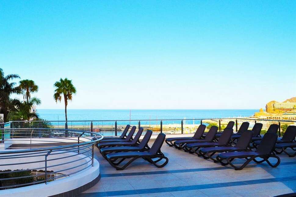 Een foto van het terras bij Holiday Club Puerto Calma