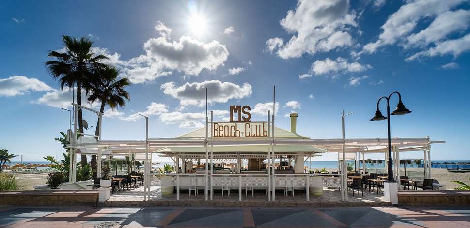 Een foto van het terras bij MS Tropicana