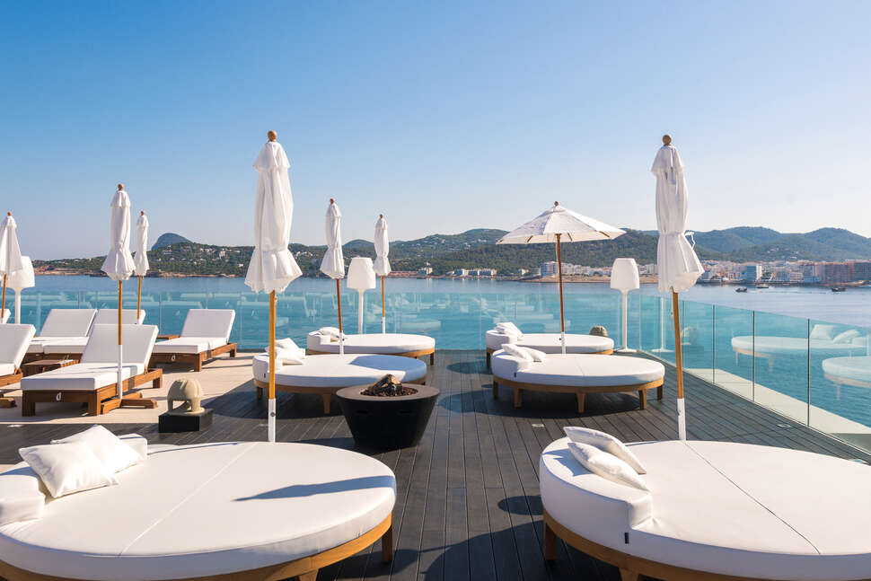 Ein Foto von der Terrasse im Amare Beach Hotel Ibiza