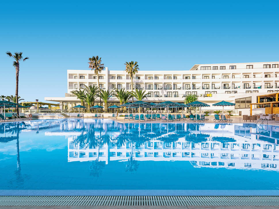 Ein Foto vom Pool im Mitsis Faliraki Beach Hotel & Spa