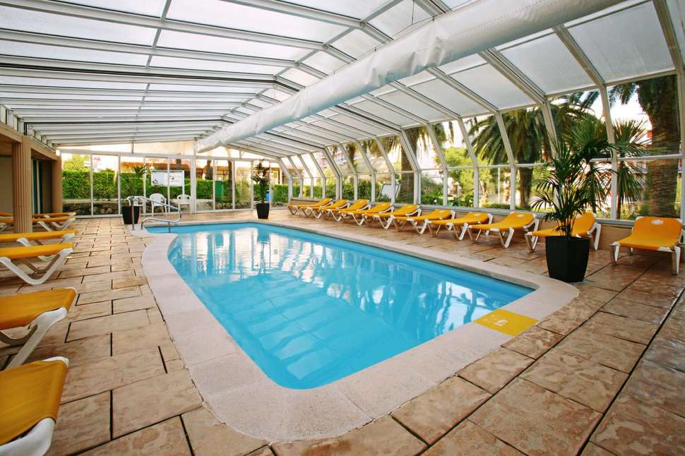 Een foto van het zwembad bij Guitart Central Park Aqua Resort
