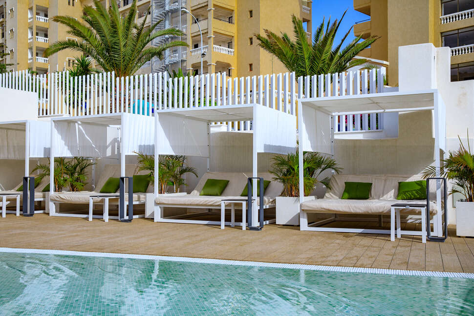 Een foto van het zwembad bij Ohasis Boutique Suites