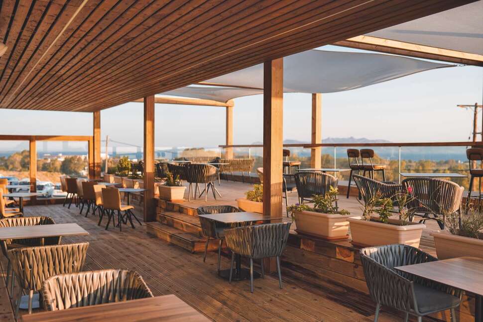 Een foto van het terras bij Harmony Crest Resort & Spa