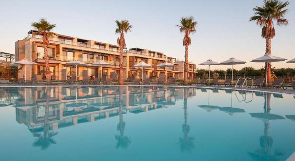 Een foto van het zwembad bij Portes Lithos Luxury Resort