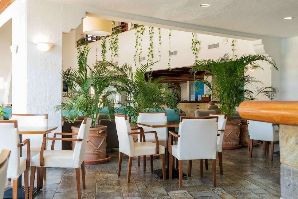 Een foto van het interieur van Paphos Gardens Holiday Resort