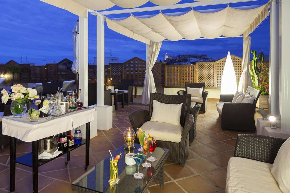 Een foto van het terras bij Hotel Royal Plaza