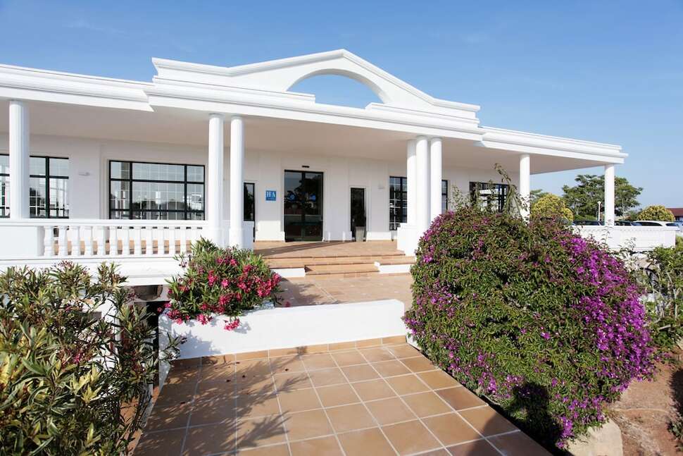 Een foto van de buitenkant van Grupotel Mar de Menorca