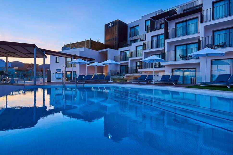 Een foto van het zwembad bij Eurostars Ibiza