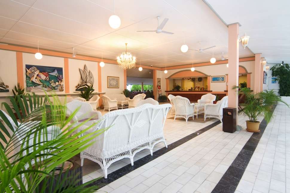 Een foto van het interieur van Equator Village