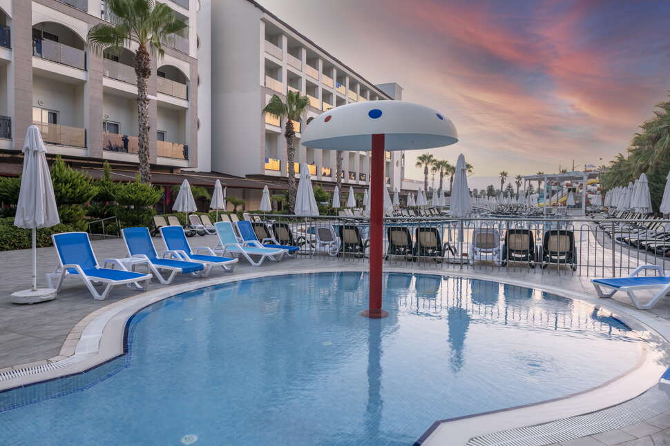 Ein Foto vom Pool im Port River Hotel & Spa