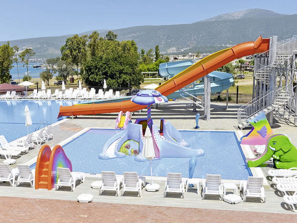 Een foto van het zwembad bij Ramada Resort by Wyndham Akbuk
