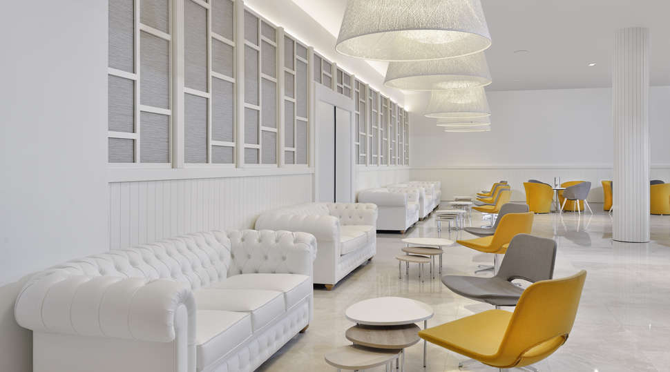 Een foto van het interieur van Sol Torremolinos Don Pablo
