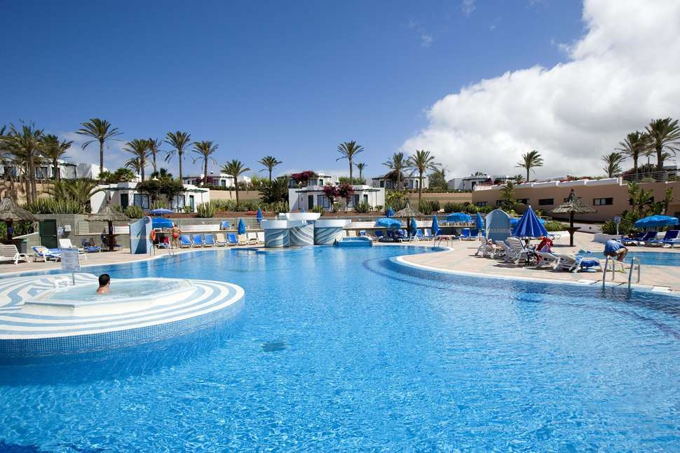 Een foto van het zwembad bij Club Playa Blanca Hotel