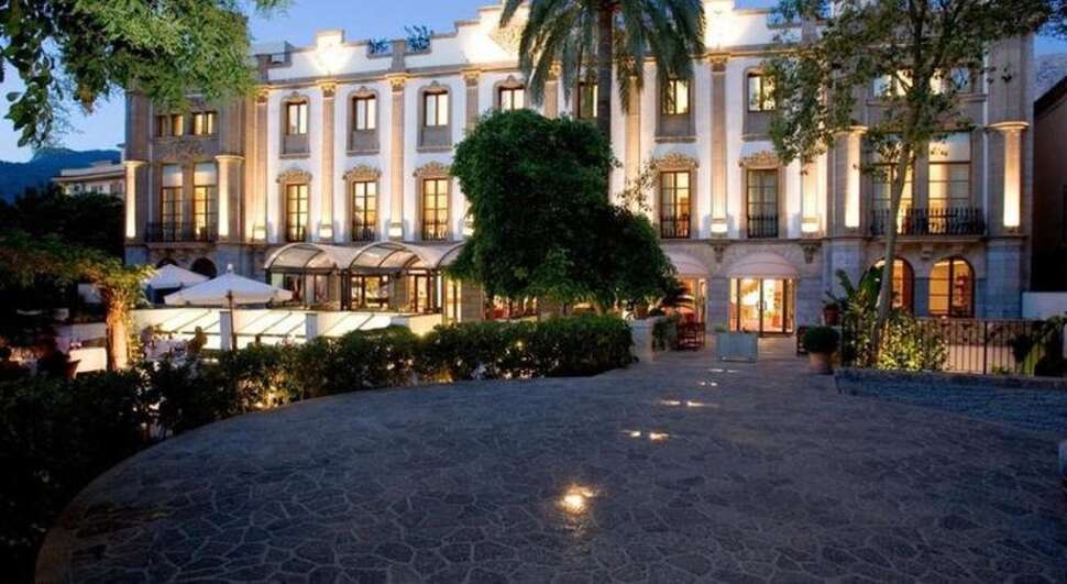 Een foto van de buitenkant van Gran Hotel Soller