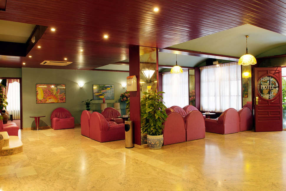 Een foto van het interieur van Checkin Garbi Hotel
