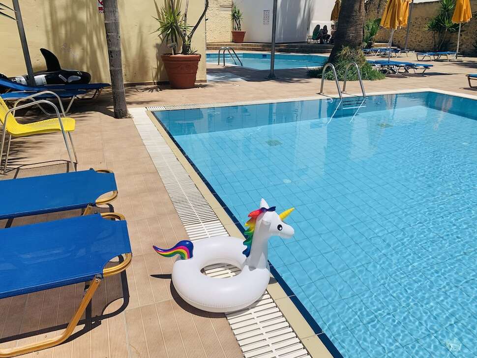 Een foto van het zwembad bij Kassavetis Center Hotel Studios & Appartementen