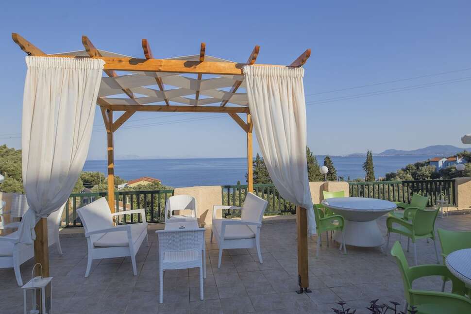 Een foto van het terras bij Corfu Aquamarine Hotel