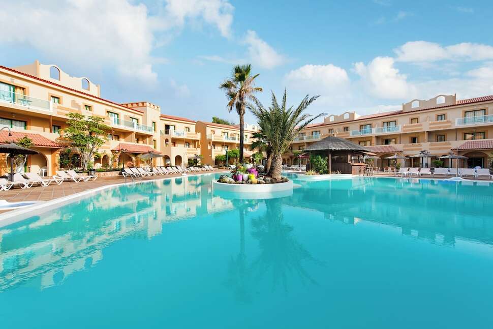 Een foto van het zwembad bij Elba Lucia Sport & Suite Hotel