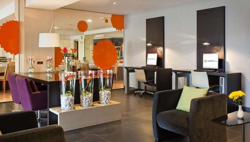 Een foto van het interieur van Hotel Ilunion Caleta Park