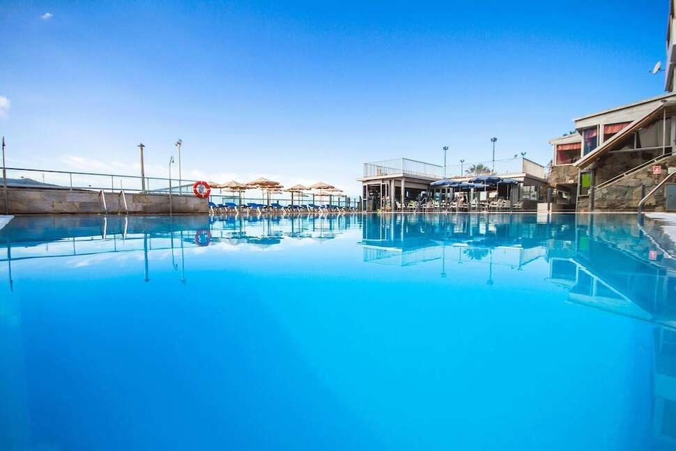 Een foto van het zwembad bij Montebello Servatur Appartementen