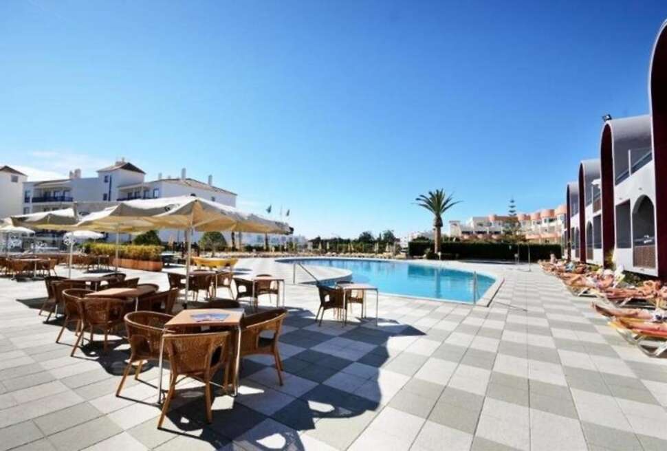 Een foto van het zwembad bij Muthu Oura Praia Hotel