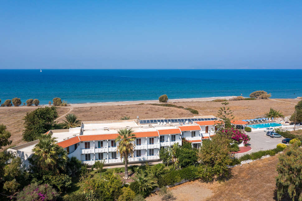 Een foto van de buitenkant van Nirvana Beach Hotel