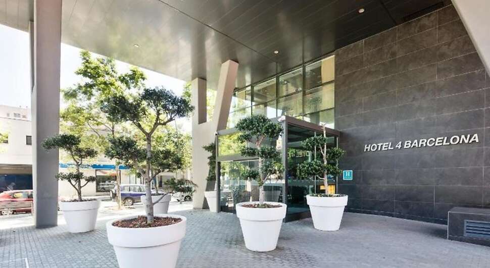 Een foto van de buitenkant van Hotel 4 Barcelona