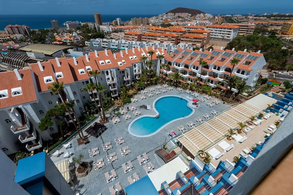 Een foto van het zwembad bij Paradise Park Fun Lifestyle Hotel