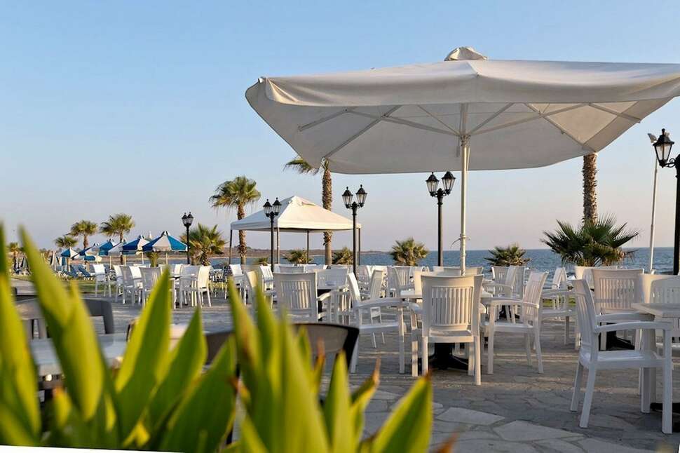 Een foto van het terras bij Kefalos Beach Tourist Village