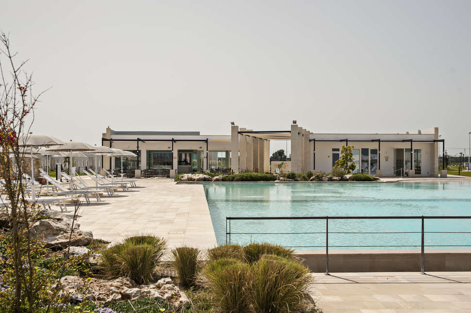 Een foto van het zwembad bij Relais Masseria Le Cesine