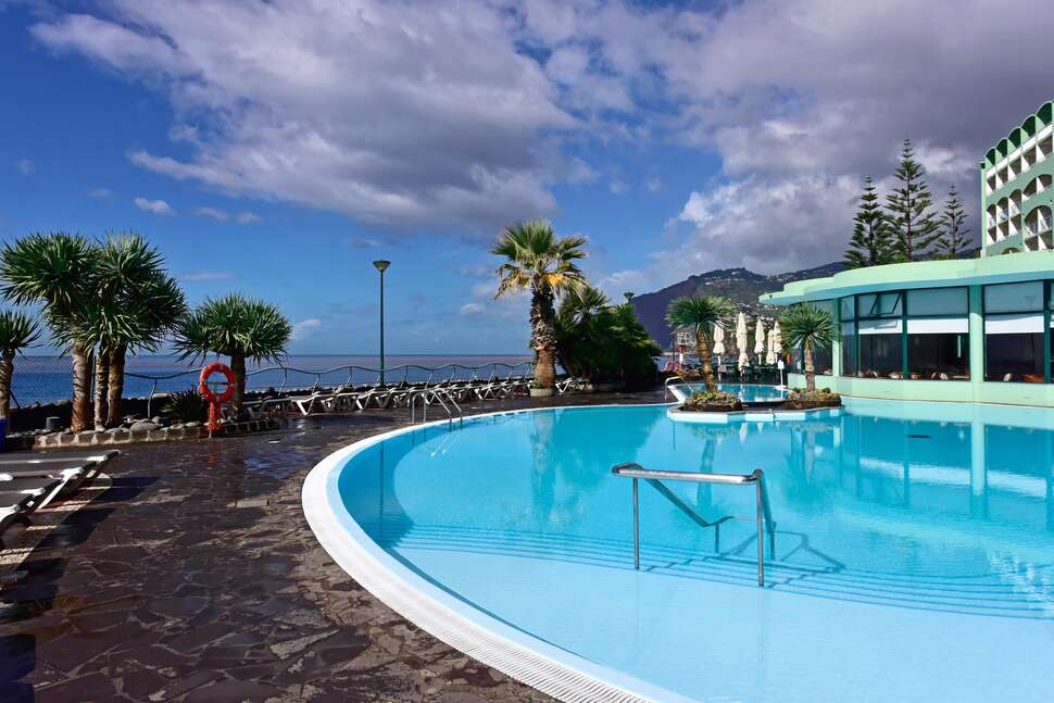 Een foto van het zwembad bij Pestana Ocean Bay