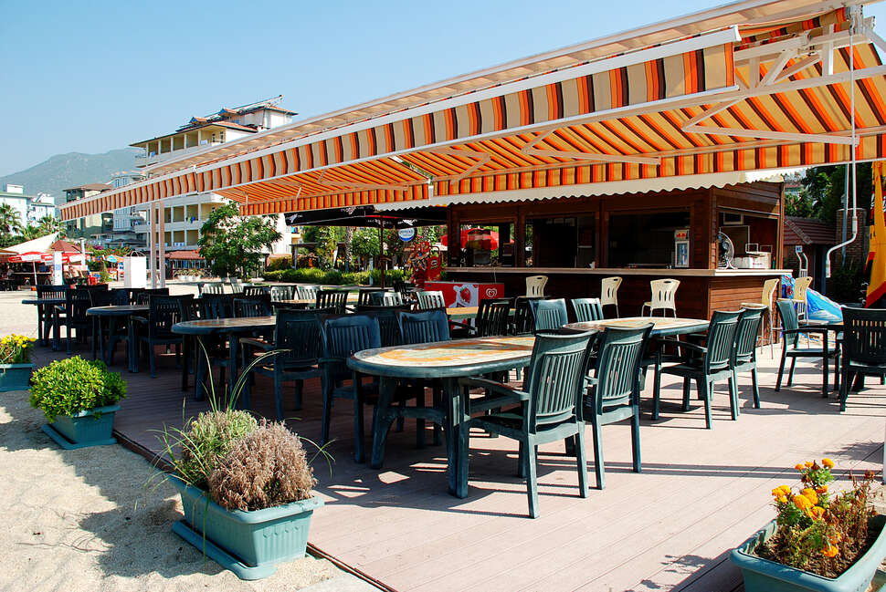 Een foto van het terras bij Hotel Grand Okan