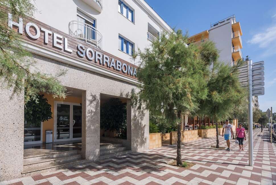 Een foto van de buitenkant van Hotel Sorrabona