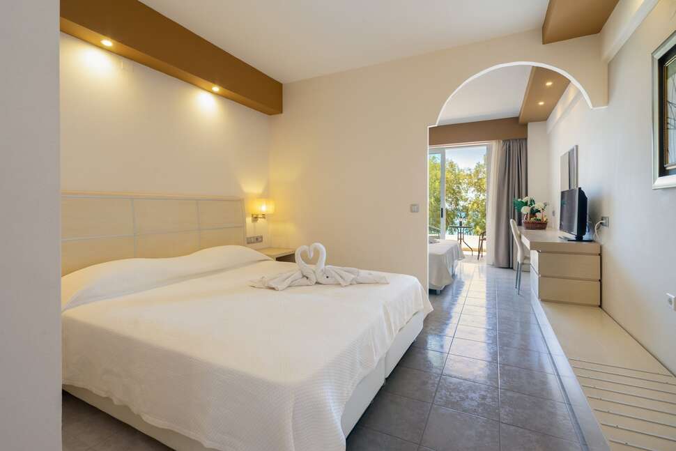 Een foto van Kamari Plus Hotel