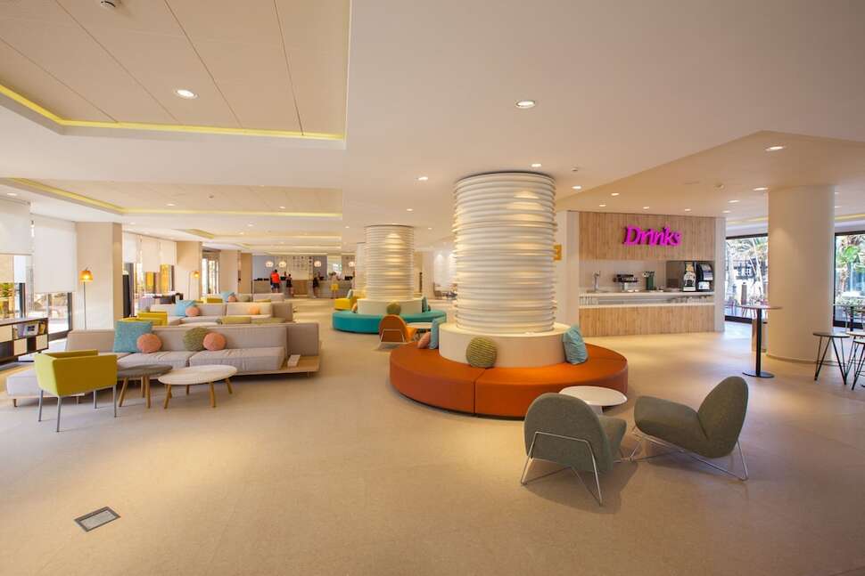 Een foto van het interieur van Abora Continental by Lopesan Hotels