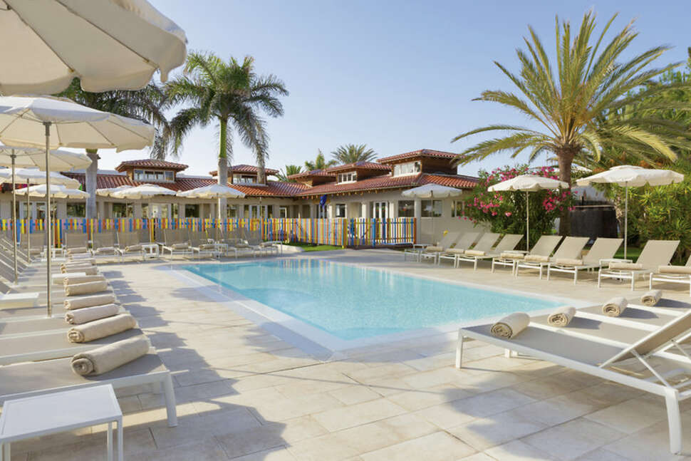 Een foto van het zwembad bij Alua Suites Fuerteventura