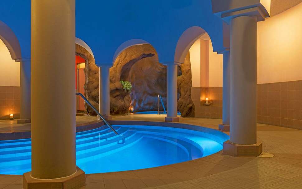 Ein Foto vom Pool im Le Meridien Abu Dhabi