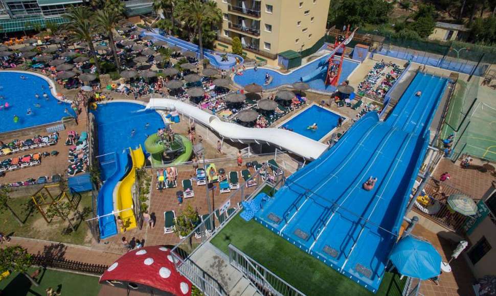Een foto van het zwembad bij Rosamar Garden Resort