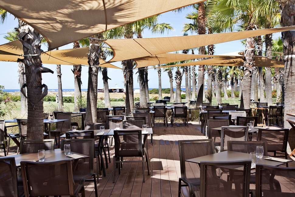 Een foto van het terras bij Wine & Books by the Sea Algarve Resort