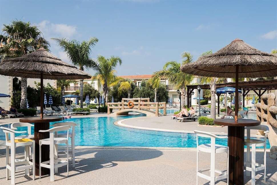 Een foto van het zwembad bij Tsokkos Paradise Village