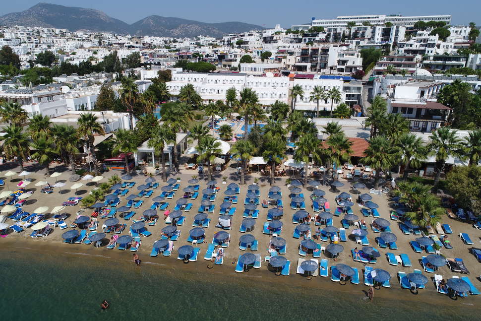 Een foto van het strand bij Nagi Beach Hotel