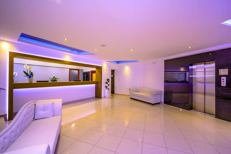 Een foto van het interieur van Oceanis Park Hotel