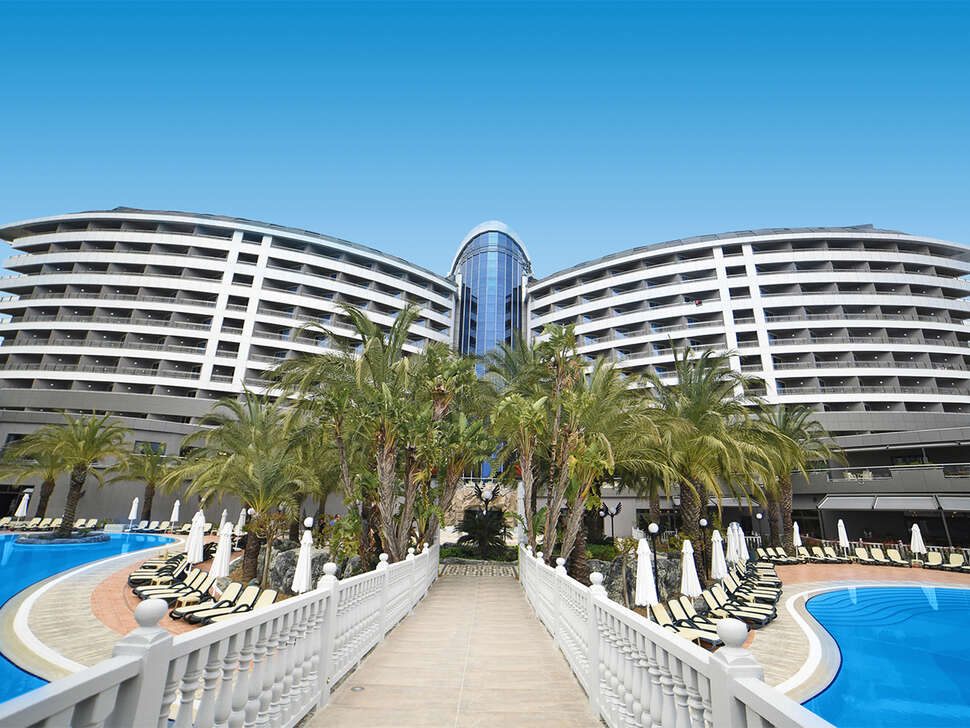 Een foto van de buitenkant van Royal Wings Hotel