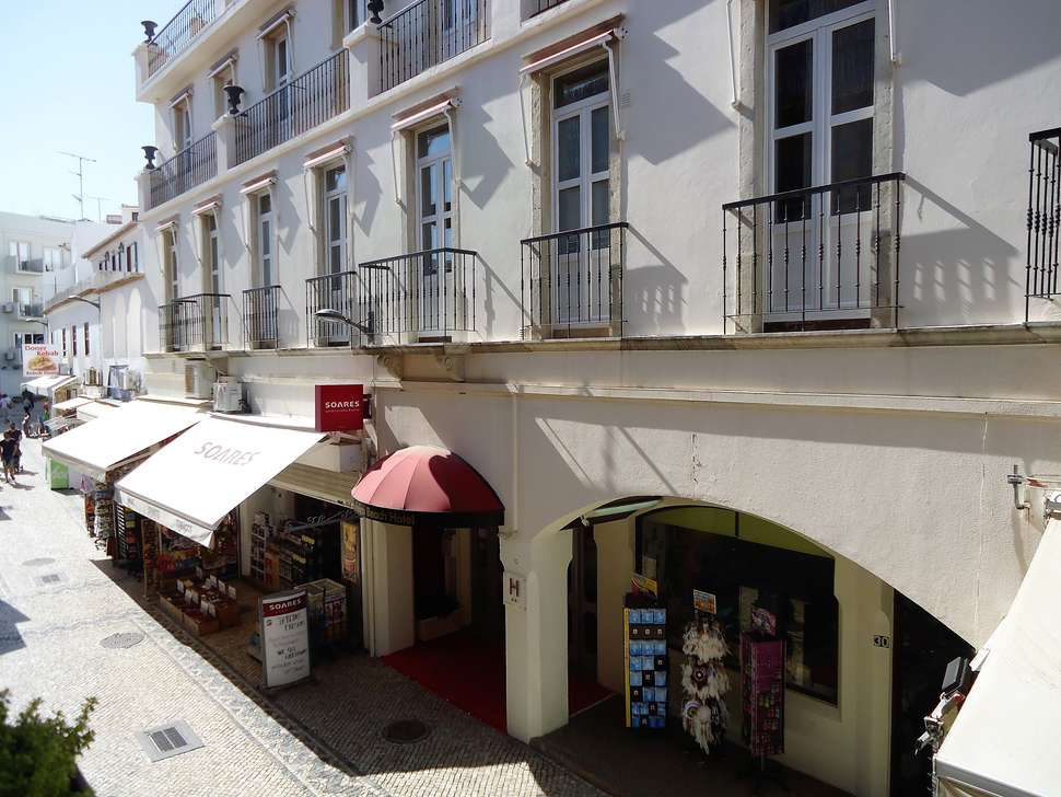 Een foto van de buitenkant van Albufeira Beach Hotel