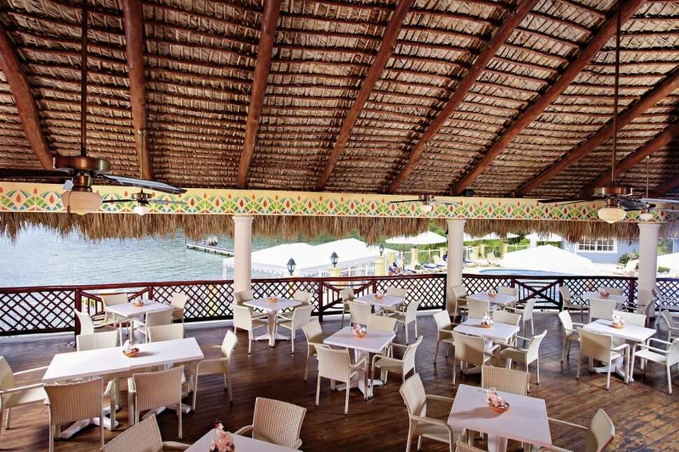 Een foto van het terras bij Grand Bahia Principe Cayacoa