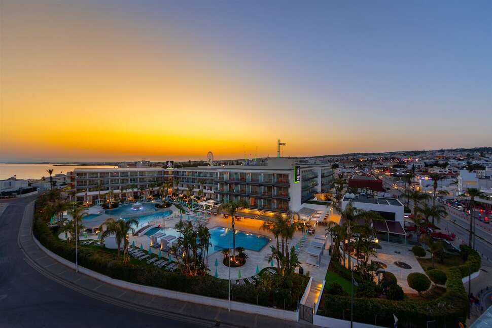 Een foto van het zwembad bij Faros Hotel