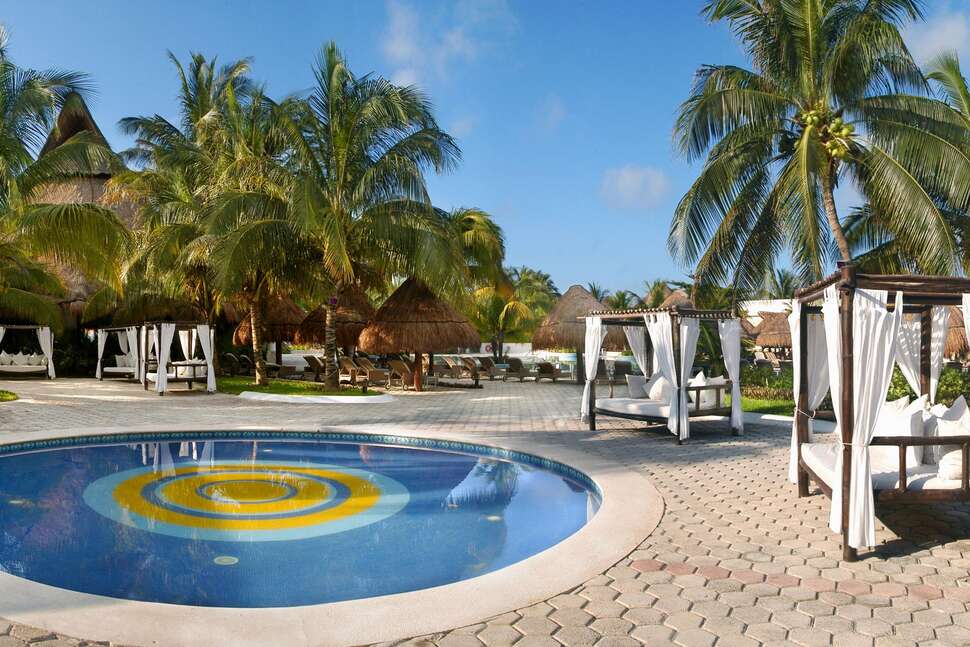 Ein Foto vom Pool im Catalonia Royal Tulum