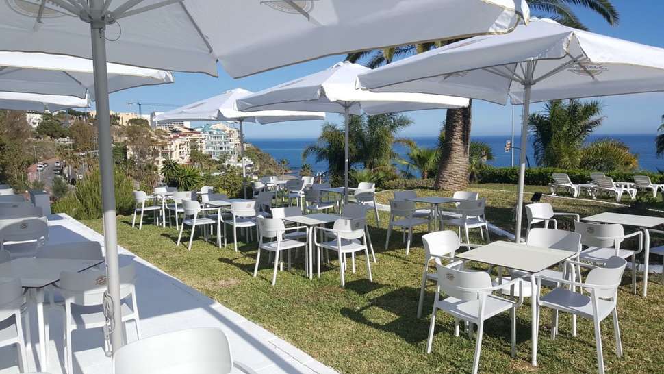 Een foto van het terras bij First Flatotel International