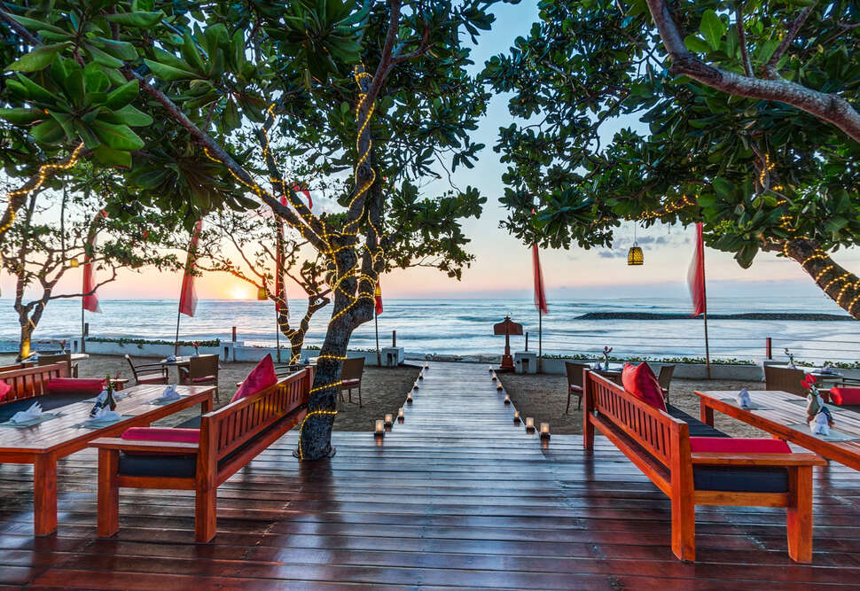 Een foto van het terras bij Discovery Kartika Plaza Hotel
